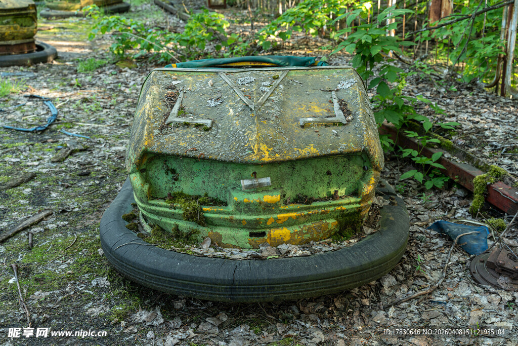 废弃生锈的金属物件