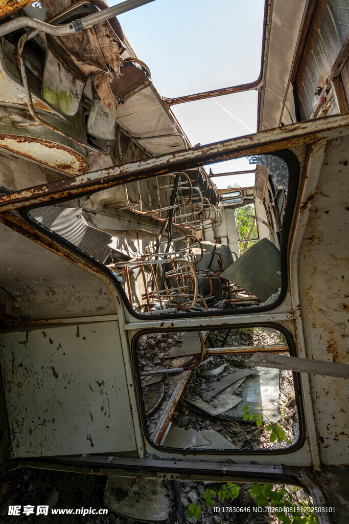 废弃车厢内的破败景象