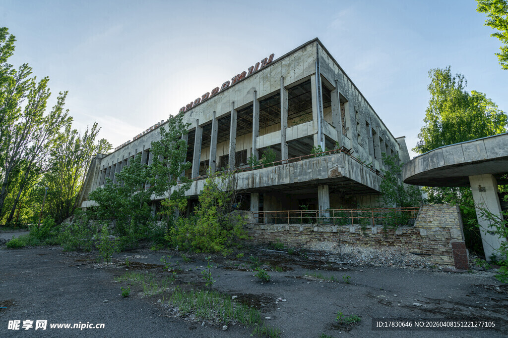 废弃建筑荒芜中的沧桑景象