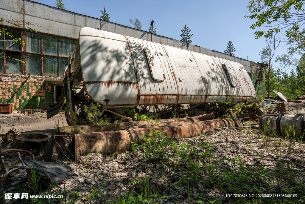 废弃油罐与周边荒芜景象