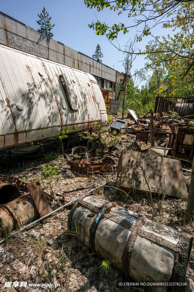 废弃场地中的破旧金属物件