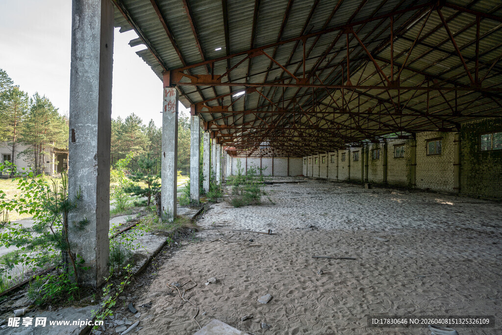废弃厂房内的荒芜景象