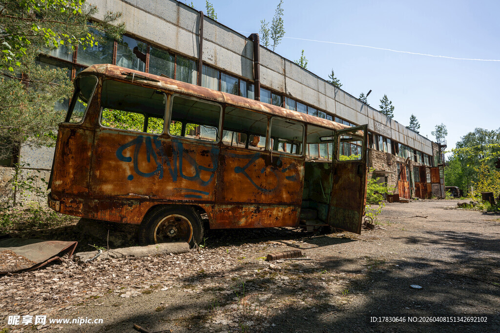 废弃生锈的老式车厢