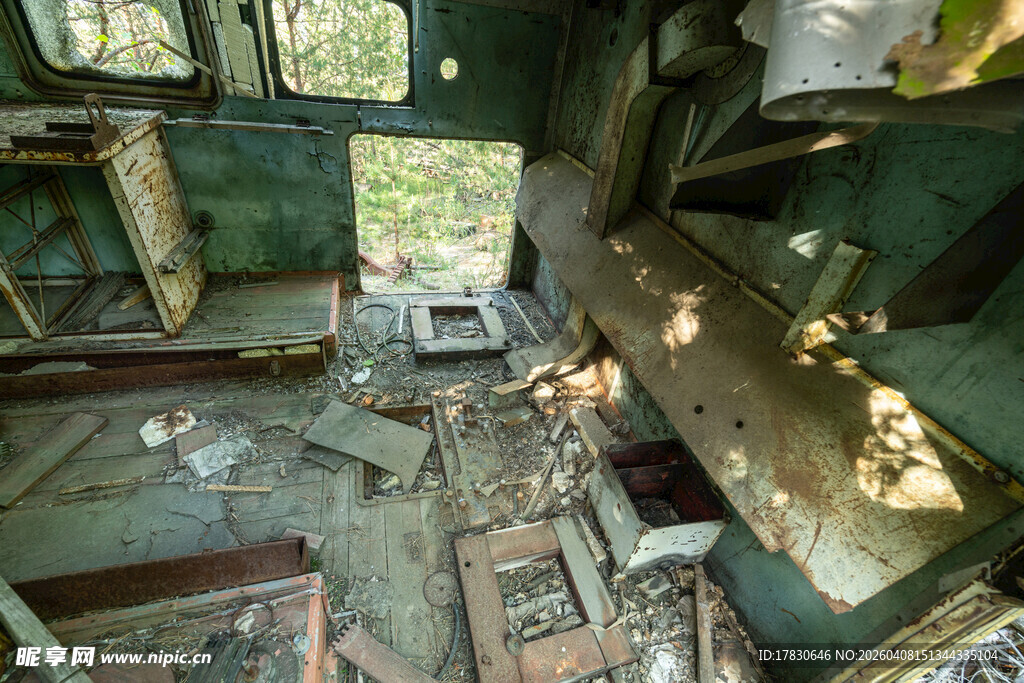 废弃车内杂乱破败景象