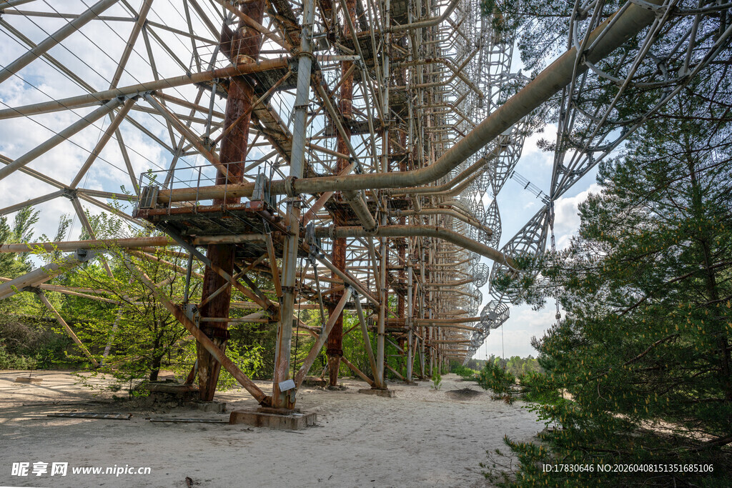 废弃钢铁结构建筑景观