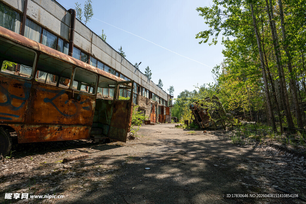 废弃工厂旁的老旧巴士