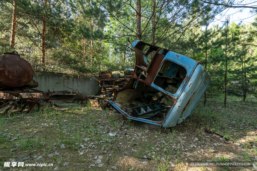 森林中废弃的蓝色车辆