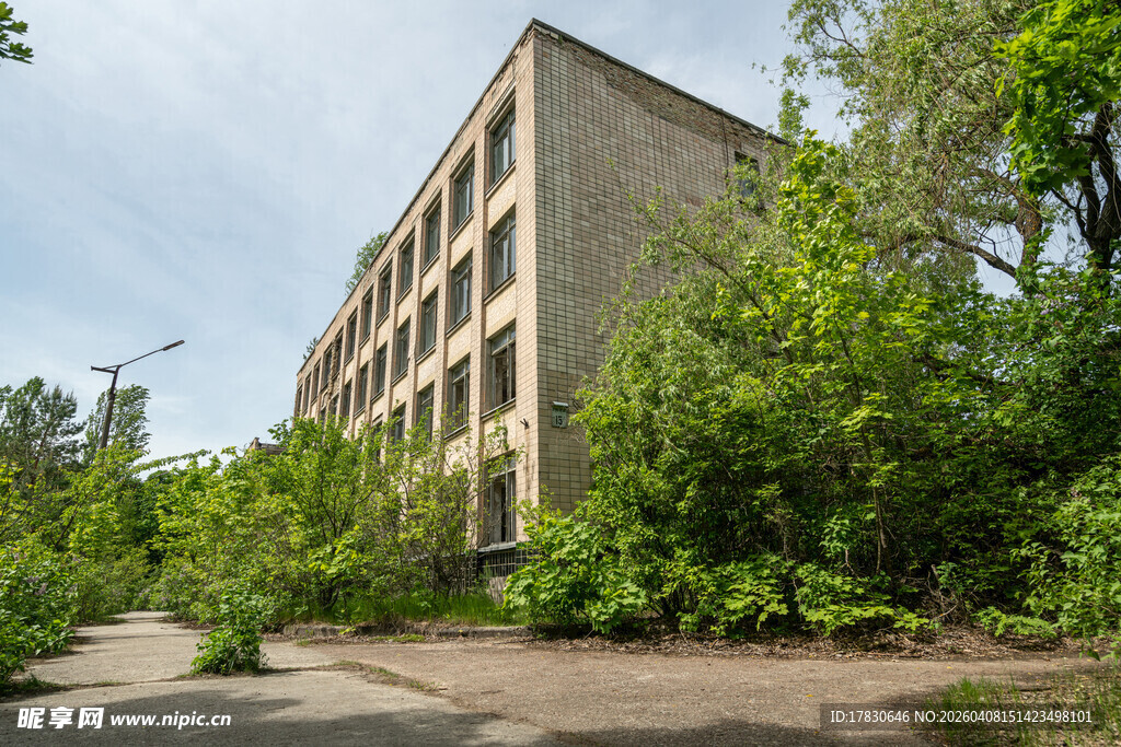 废弃大楼被绿植环绕