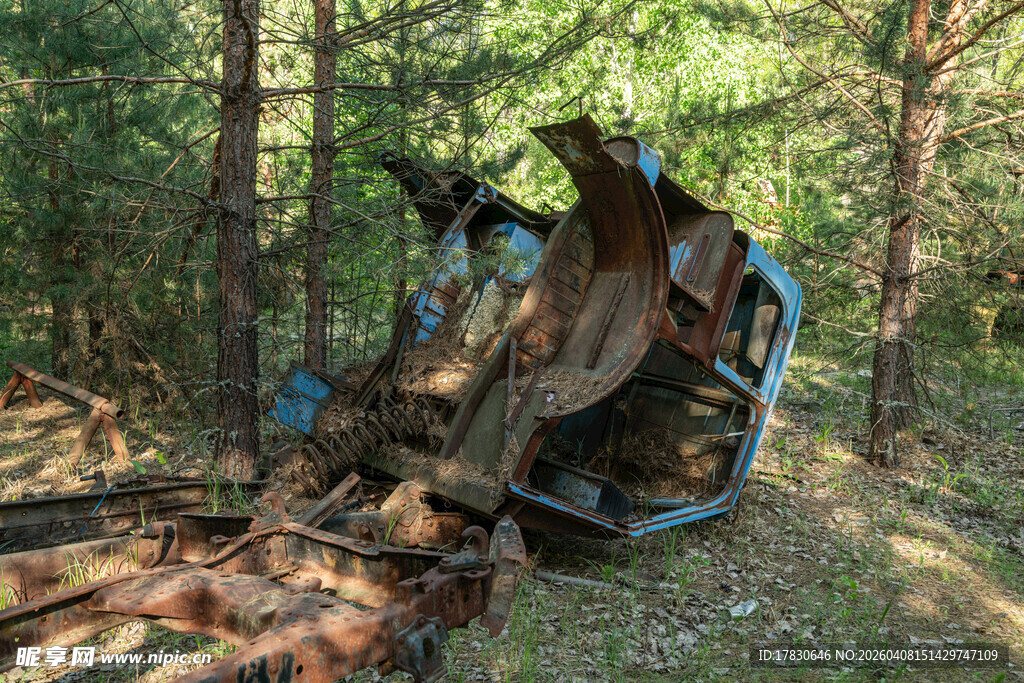 森林中的废弃机械残骸