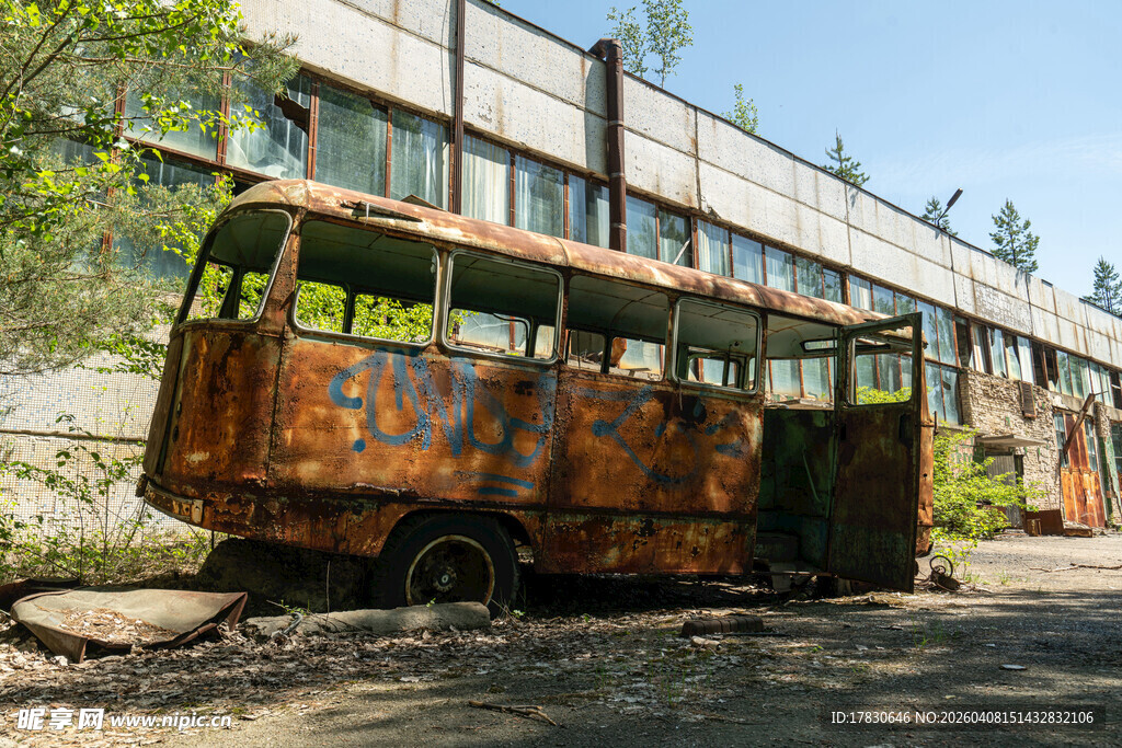 废弃巴士停于破旧建筑旁