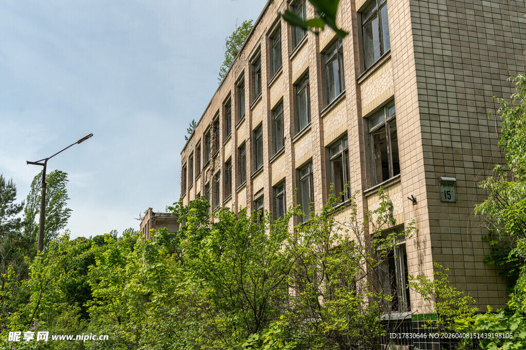绿植环绕的多层建筑