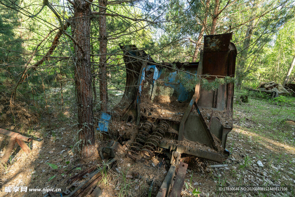 森林中的废弃机械残骸