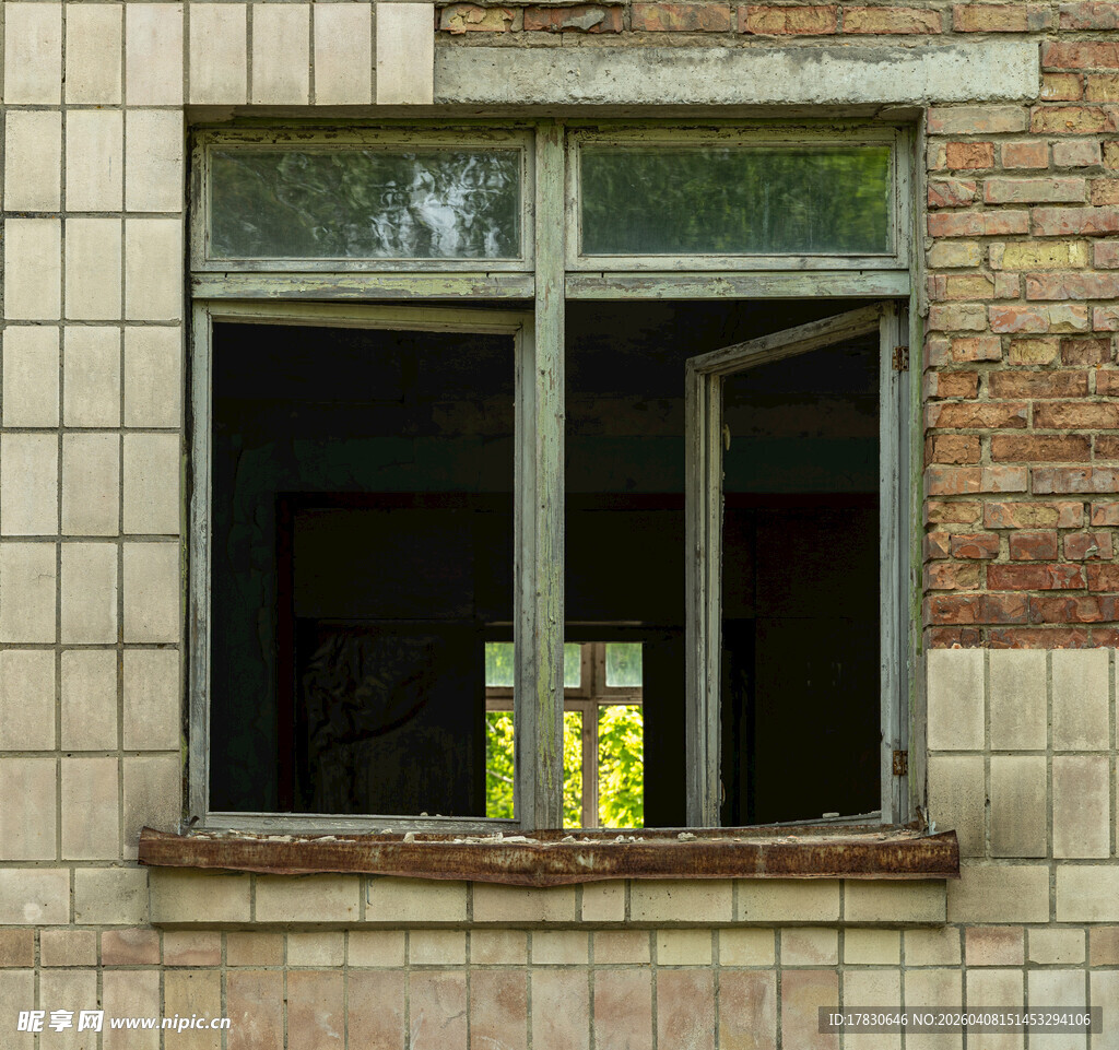 窗边摆放的瓶罐