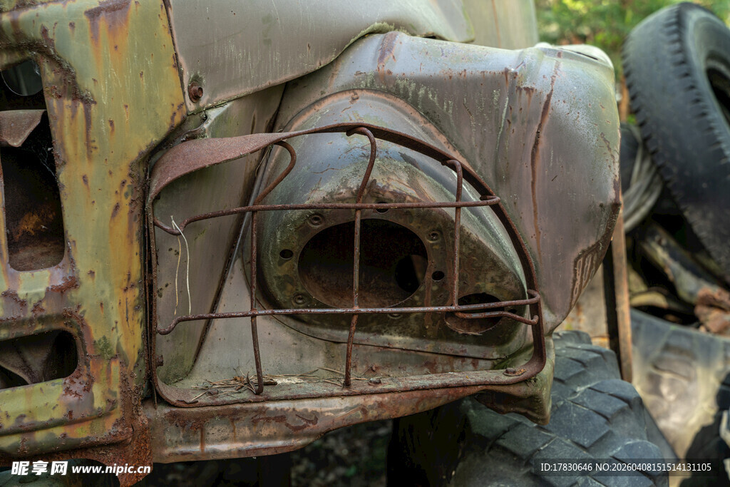 废弃生锈的破旧车辆部件