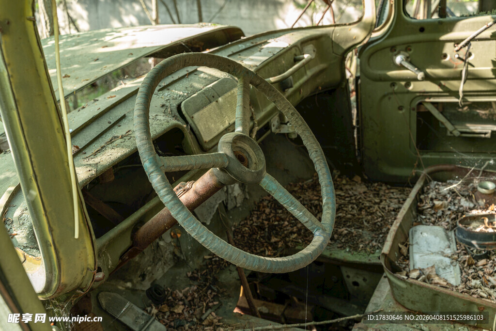 废弃汽车内部的岁月痕迹
