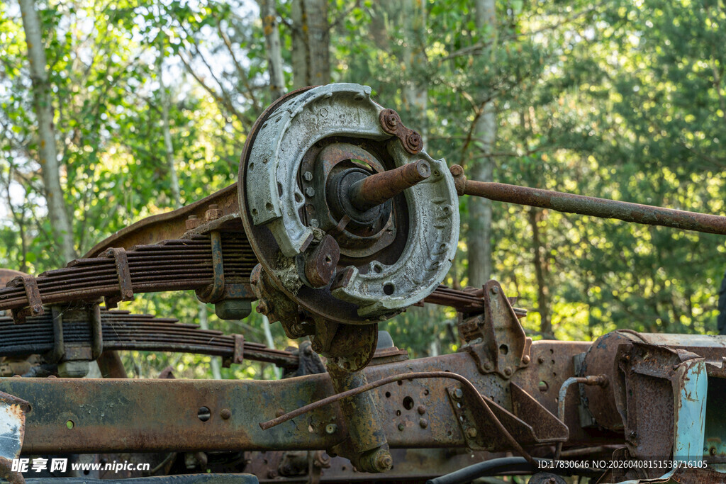 废弃机械零件丛林中的残骸