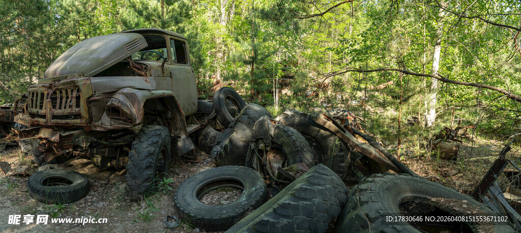 废旧轮胎堆积在户外场景
