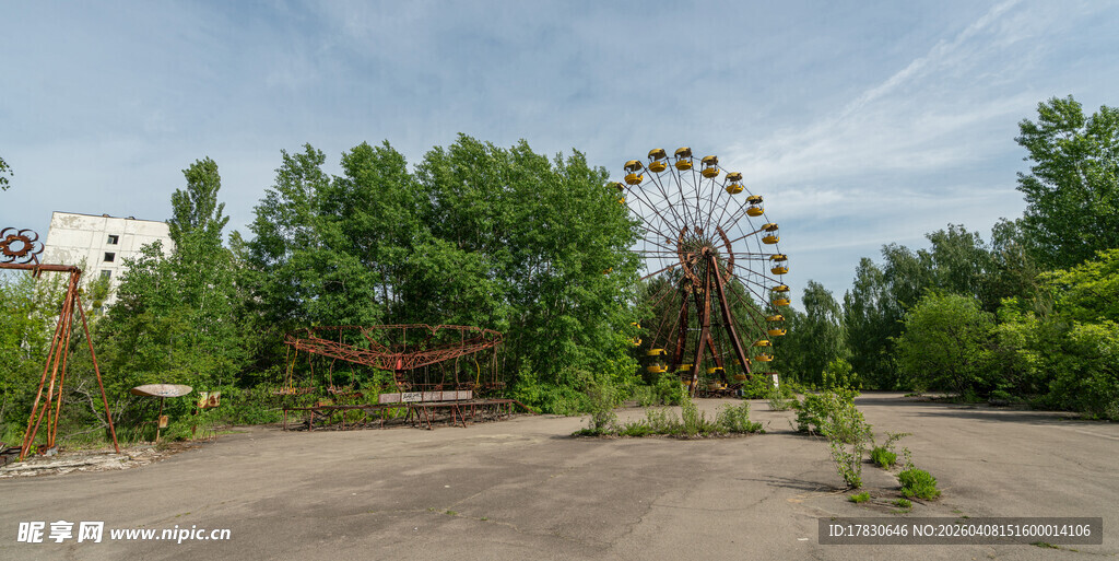 废弃游乐场的落寞景象