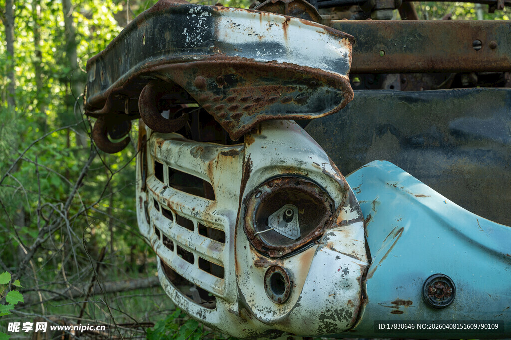 废弃汽车残骸