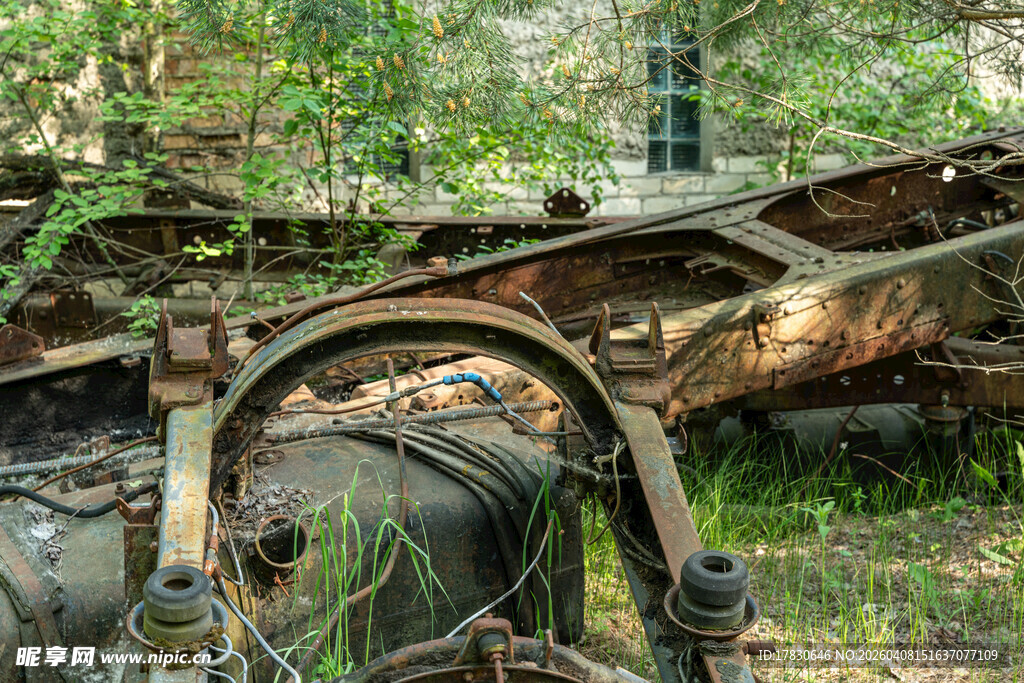 废弃机械躺于林间草地