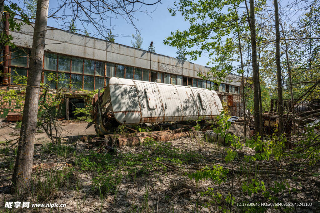 废弃工厂被绿植环绕