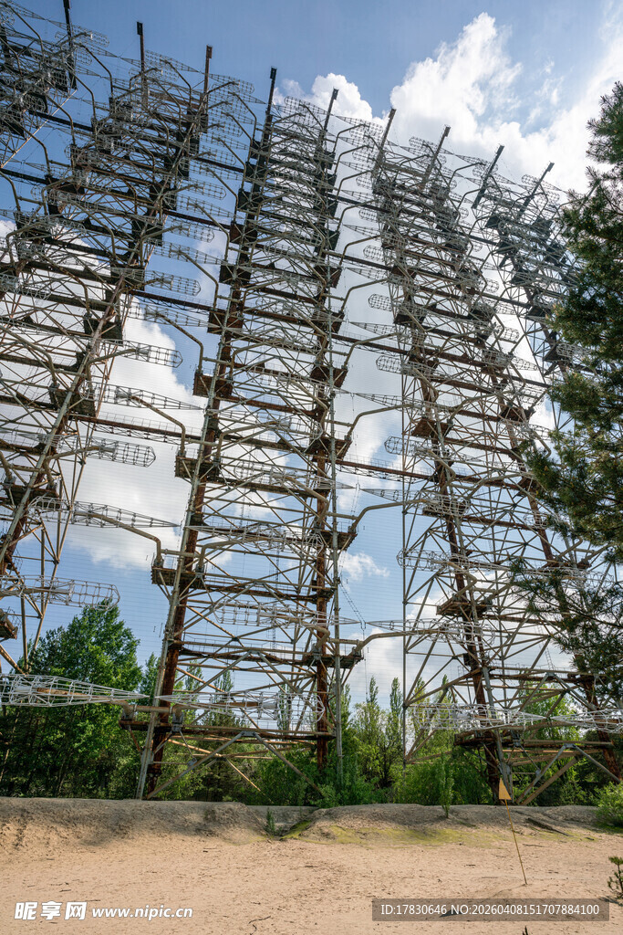 废弃的大型金属天线阵列