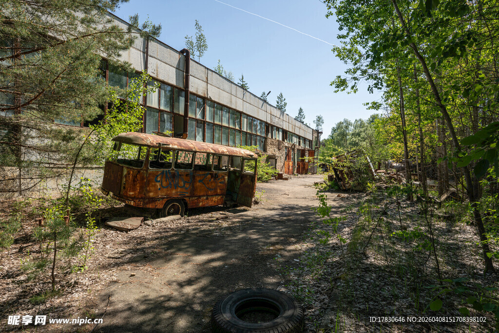 废弃工厂旧址的荒芜景象