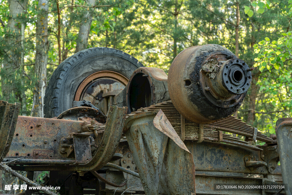 废弃机械残骸于林间
