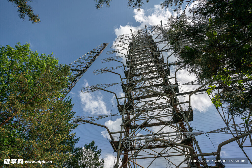 高耸入云的金属瞭望塔