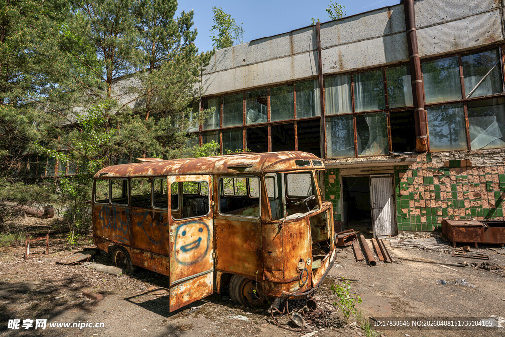 废弃破旧公交荒废建筑旁