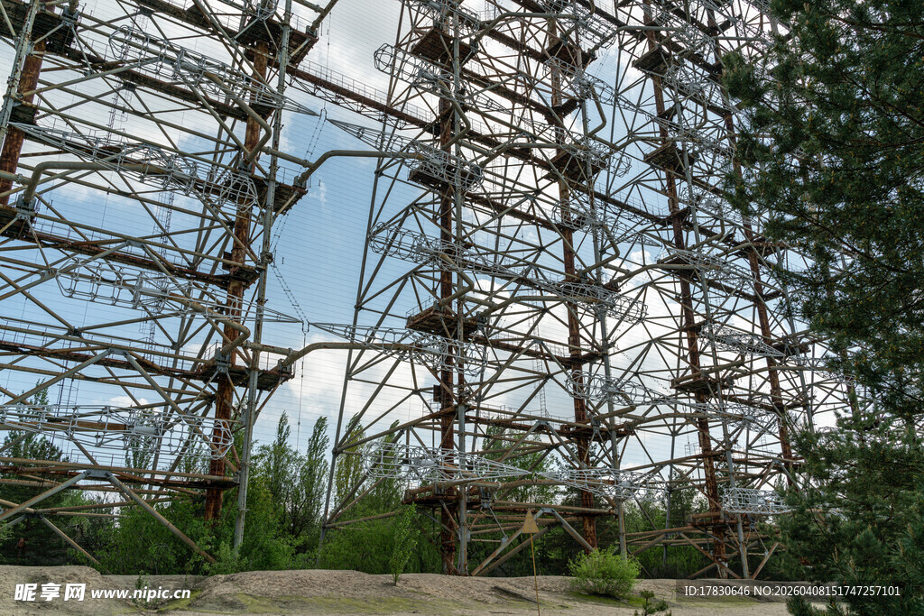 户外钢架结构景观