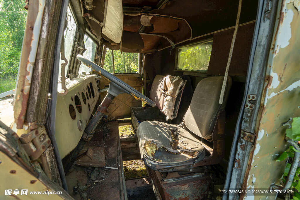 废弃车内景尽显岁月痕迹