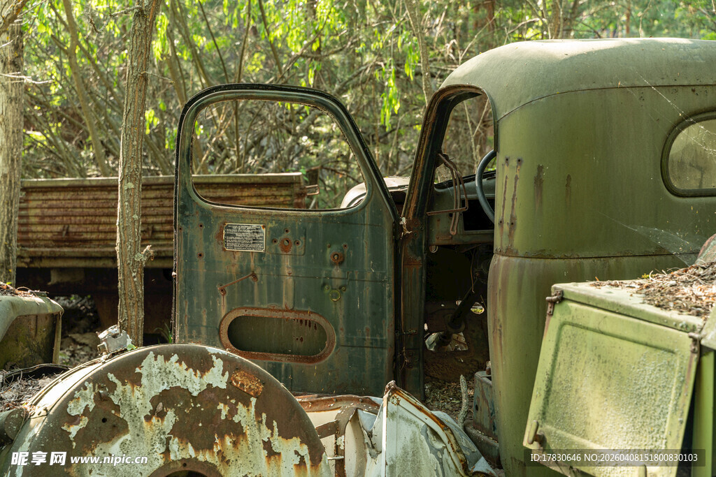 废弃的老式汽车