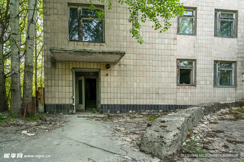 废弃旧楼尽显岁月沧桑