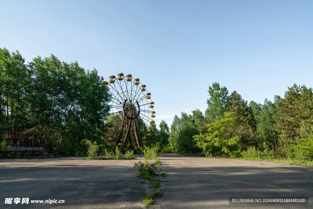 废弃游乐场的孤独摩天轮
