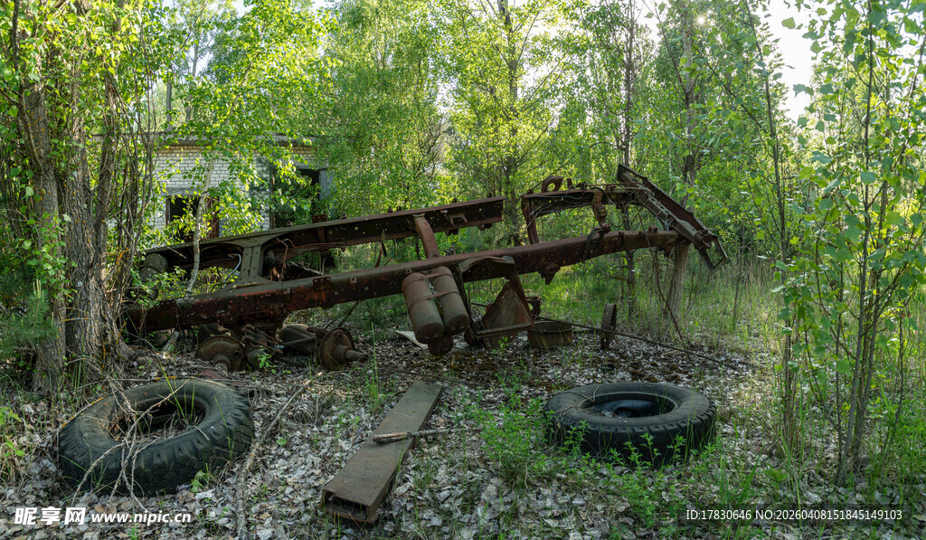 森林中的废弃机械残骸