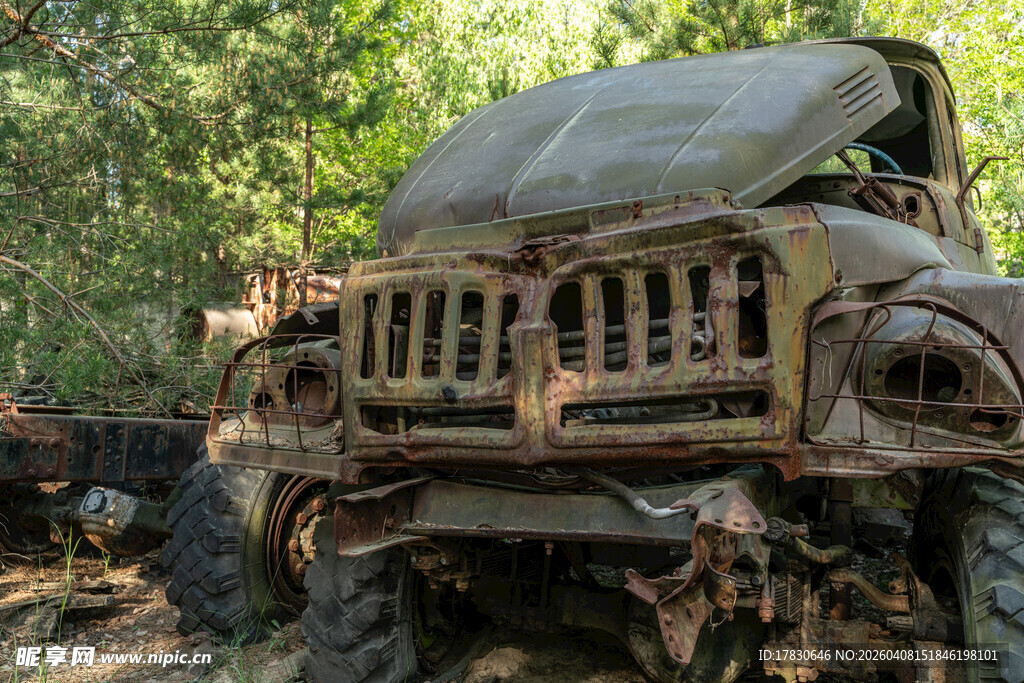 废弃丛林越野车