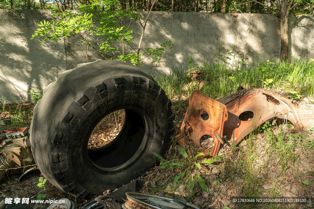 废弃轮胎与生锈物件