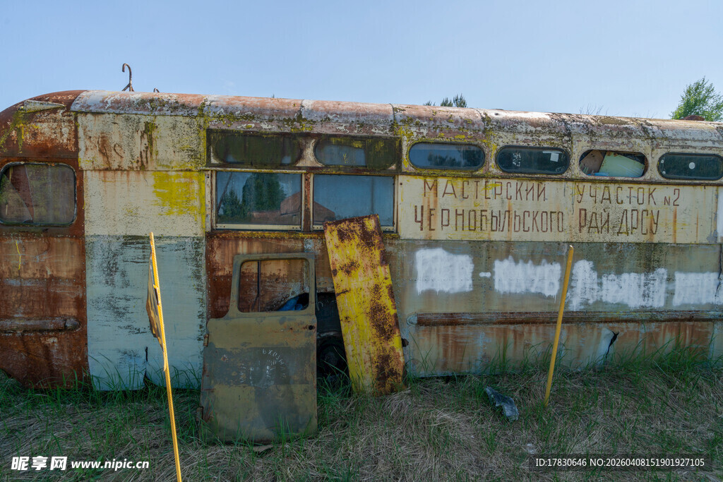 废弃生锈的旧巴士