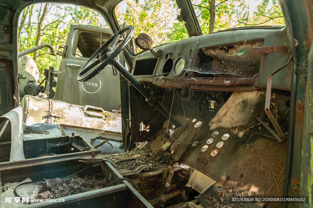 废弃车内景尽显岁月痕迹
