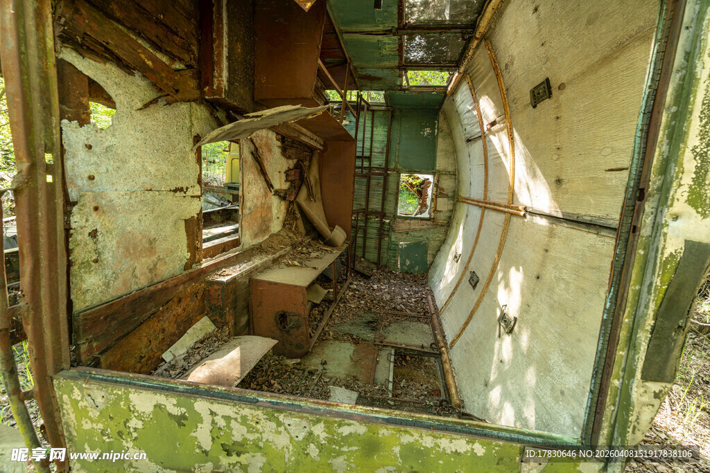 废弃车厢内景