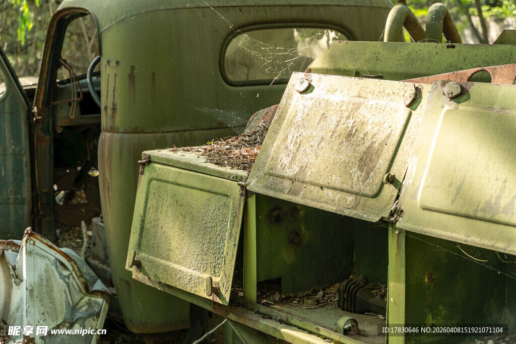 老旧废弃卡车内部景象