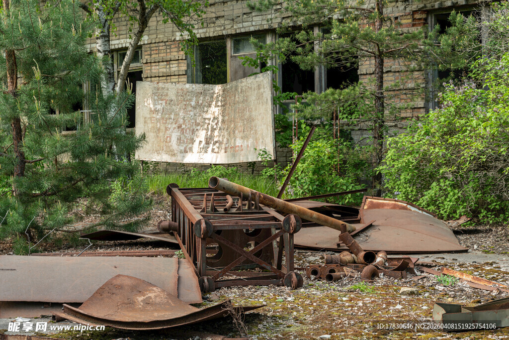 废弃庭院中的破旧家具