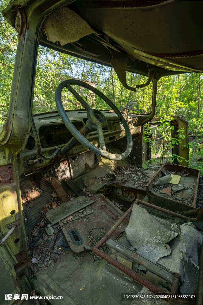 废弃车辆内部的沧桑景象