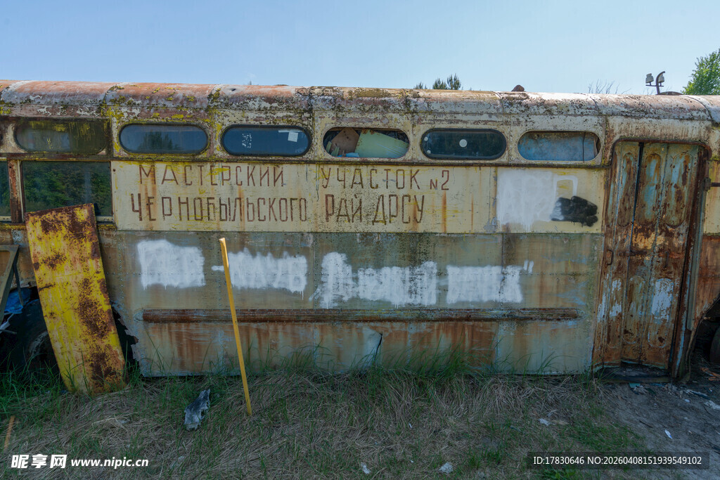 废弃生锈巴士岁月的痕迹