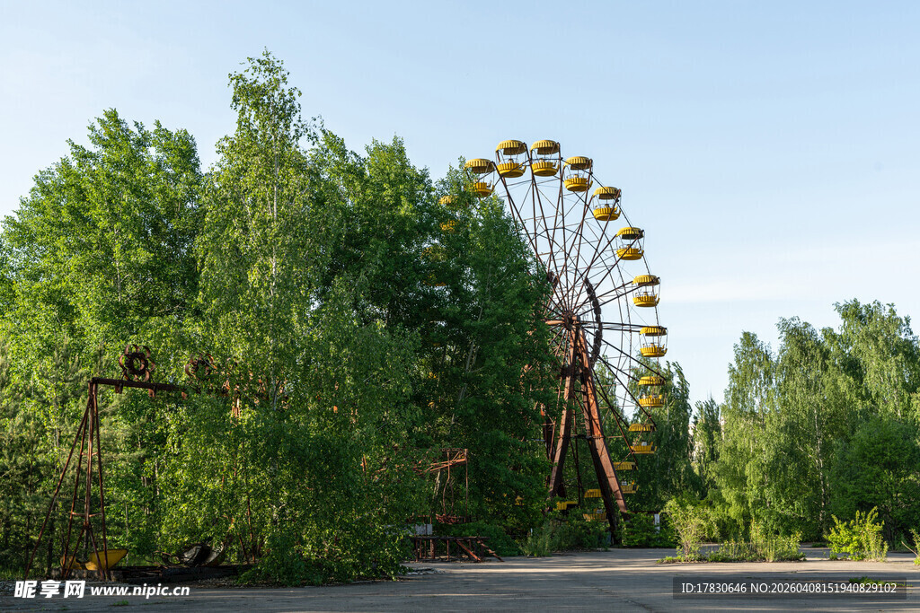 废弃游乐园中的孤独摩天轮