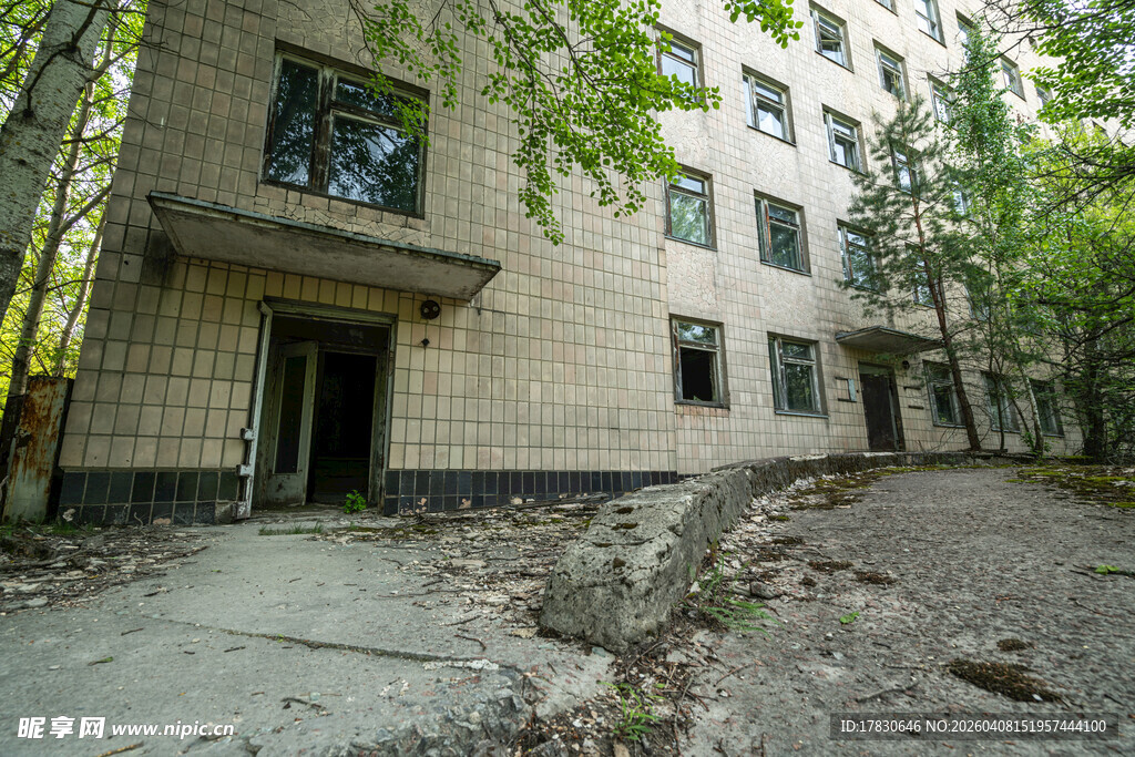 老旧居民楼旁的荒废景象