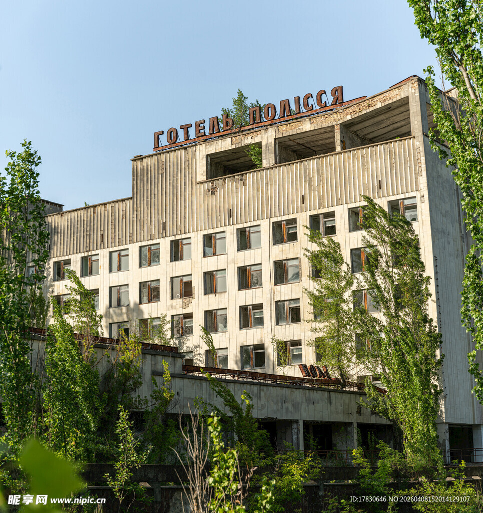 废弃医院大楼尽显沧桑