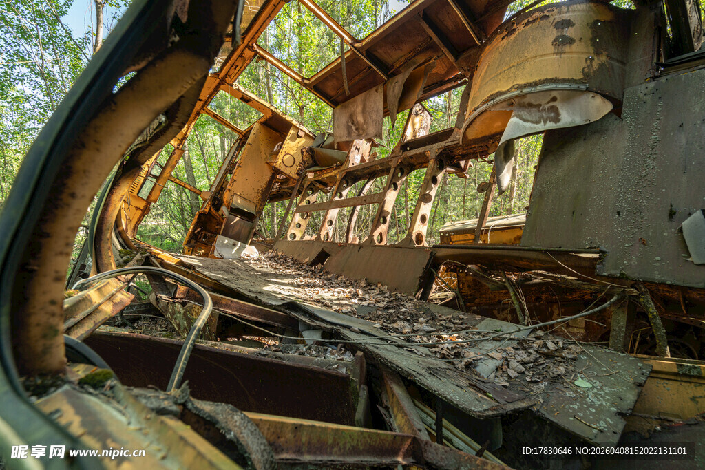 废弃机械内部景象