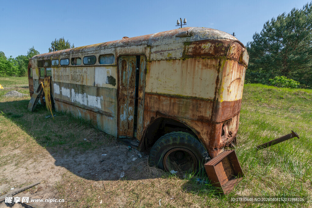 废弃生锈的旧巴士